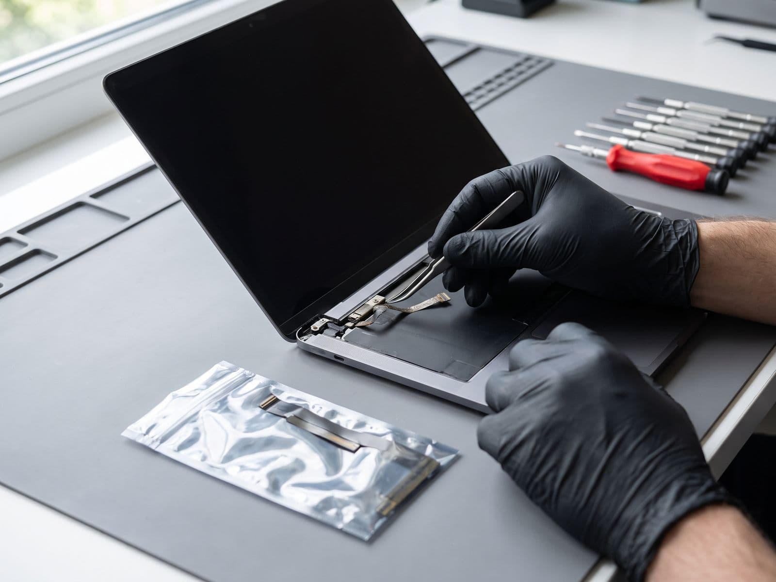 Apa Itu MacBook Flexgate? Simptom, Model & Pilihan Repair
