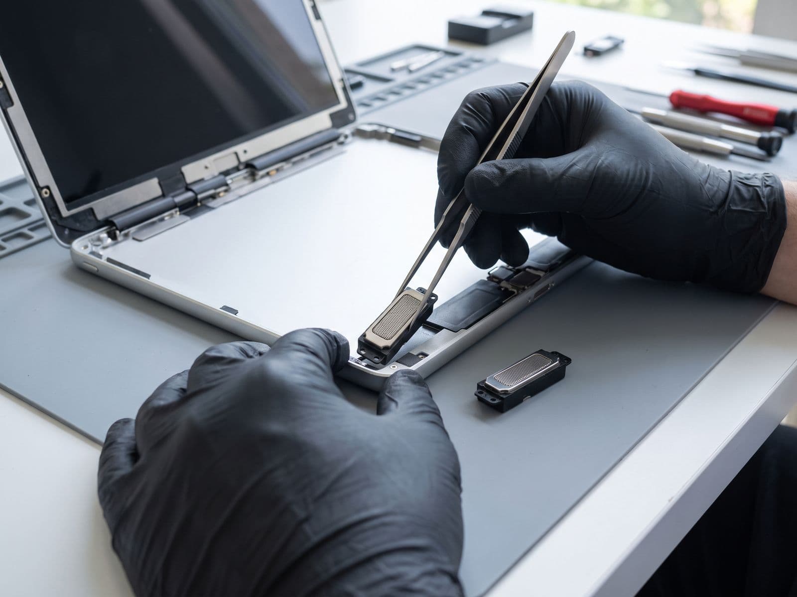 Baiki Speaker iPad — repair iPad oleh TechFix Malaysia