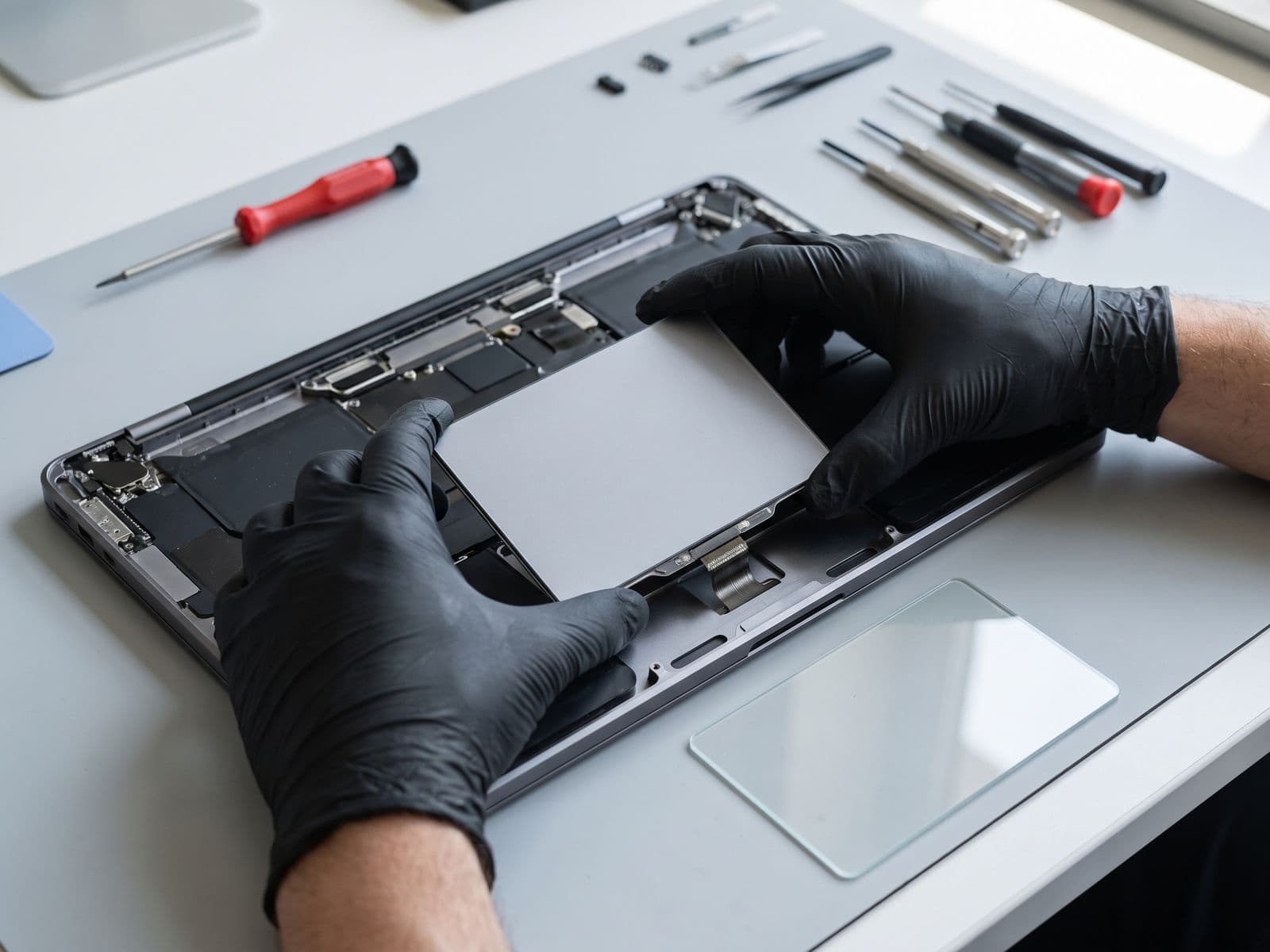 Trackpad laptop nipis sedang diganti
